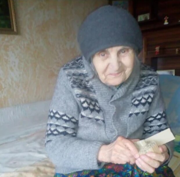86-річна переселенка з Донеччини, яка знайшла прихисток на Київщині, робить окопні свічки для Захисників