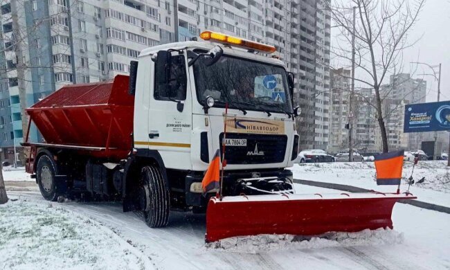 Сніговий наступ на Київ: на дорогах вже понад 200 машин спецтехніки