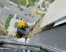 У багатоповерхівці Дарницького району, в яку влучили уламки "шахедів", закінчили розбір конструкцій