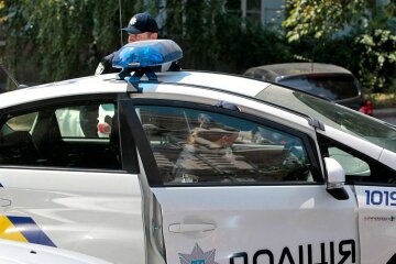 Нічний стрітрейсинг у Києві: п’яний водій без прав на величезній швидкості протаранив світлофор