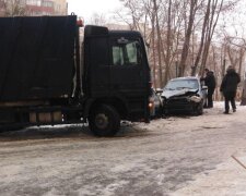 У Києві сміттєвоз протаранив десять автомобілів