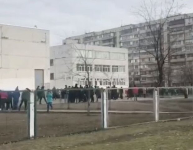 На Троєщині зі школи евакуюють учнів та вчителів