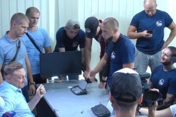 “Аксьонова за ґрати”: радикали закидали яйцями кандидата