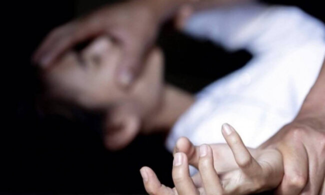 Вивезли до лісу та поїли горілкою: На Київщині зґвалтували 16-річну дівчину