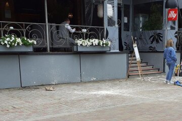 Перехожих на Оболоні обстріляли бомбами з фарбою (фото)