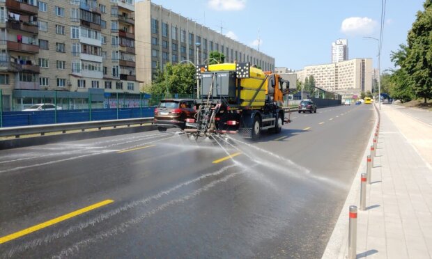 На київські дороги вийшла поливальна спецтехніка комунальників - чим це допомагає під час аномальної спеки?