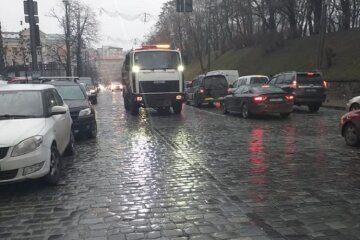 Вулиці столиці почали обробляти рідкими хлоридами