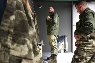 Мобілізованим росіянам видали екіпіровку, що “рветься по швах”. У відповідь на скарги їм сказали купити іншу за свої гроші (відео)