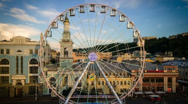 Після трагедії на канатній дорозі через Дніпро, правоохоронні органи перевіряють роботу атракціону «Колесо огляду»