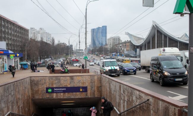 У Києві лікарня "викинула" паралізованого пацієнта просто на холодні сходи біля метро