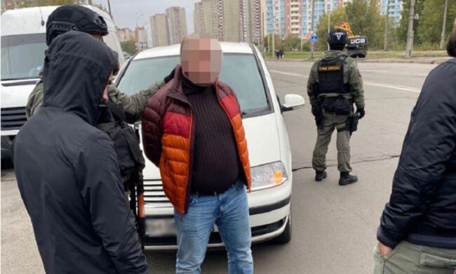 Погрожували йому та родині: у Києві затримали банду, яка вимагала гроші у підприємця (фото)