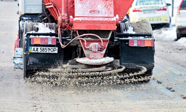 Сіль для доріг: «Київавтодор» пояснив стрибки цін та витрат у різні сезони