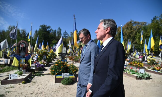 Блінкен вшанував пам'ять полеглих українських захисників на Берковецькому кладовищі
