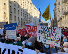 У Києві на Банковій сотні людей вимагають відставки міністра освіти Шкарлета