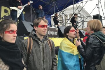 “Моя червона лінія — кров побратима в окопі”. Репортаж з багатотисячного віча