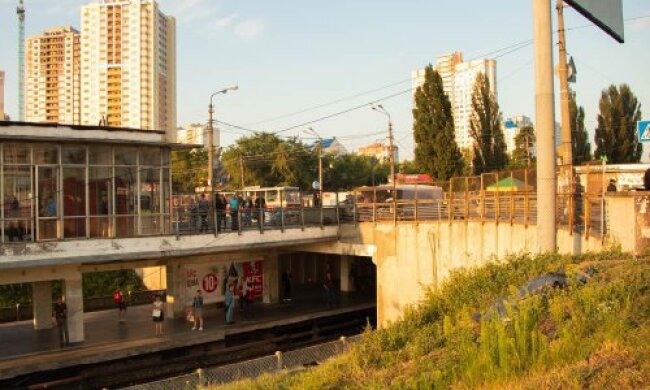 Біля станції столичного метро знайшли труп чоловіка