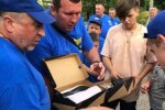 Кросівки зараз, велосипеди після обрання: кандидат у нардепи купує виборців