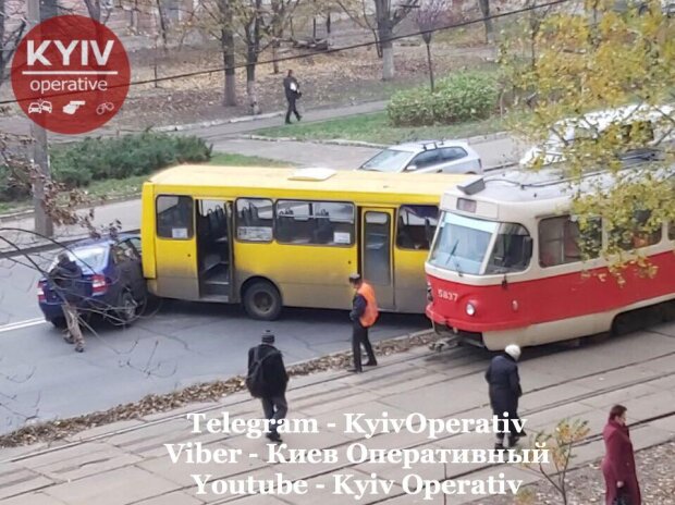 Центр Києва паралізувала потрійна ДТП з трамваєм (фото)