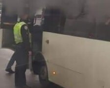 Поліція виганяє пасажирів з київських маршруток