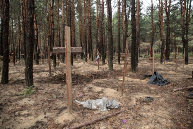 Під Ізюмом знайдено п’ять кладовищ закатованих людей, серед яких – діти