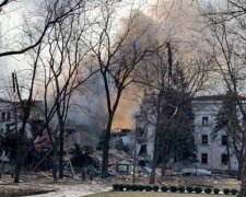 З-під завалів театру в Маріуполі не дістали ще й половини людей