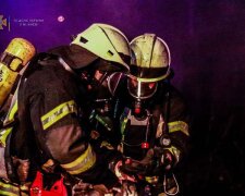 Нічна пожежа в Києві знищила чотири автомобілі (відео)