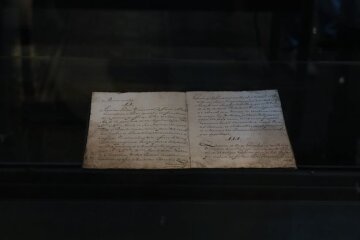 До України привезли оригінал Конституції Пилипа Орлика