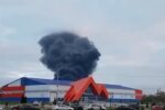 “Пряме влучення снаряда”: у Бєлгородській області горить промислове підприємство (відео)