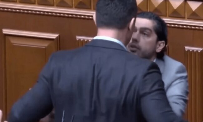 Перша бійка політсезону: Тищенко напав на Лероса через “наїзд” на Зеленського (відео)