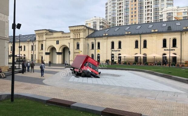 У Києві на Арсенальній площі у відкритий напередодні фонтан провалилася вантажівка (відео)