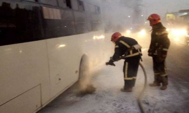 Посеред дороги в Києві горіла маршрутка