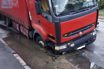 Знову прорив труби: на Шулявці фура провалилась під асфальт