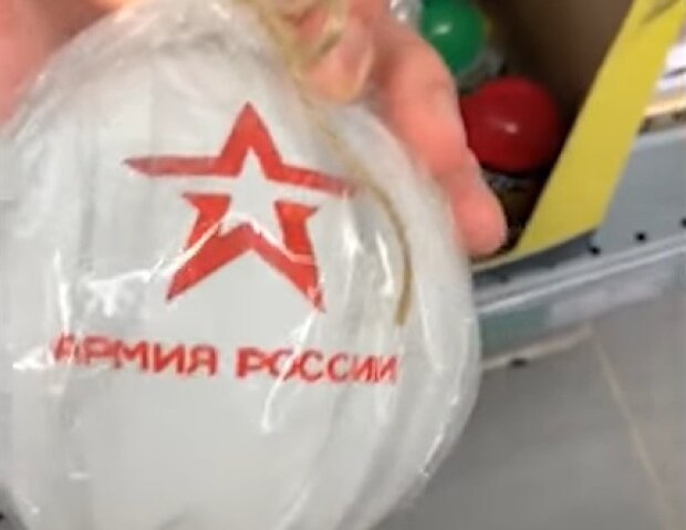 Київський супермаркет викритий у продажу ялинкових кульок з символікою російської армії (відео)