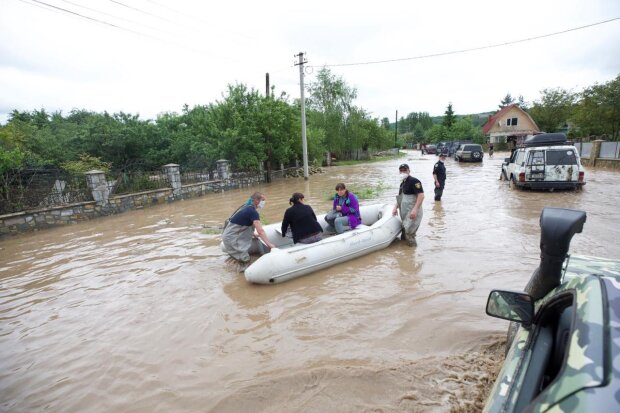 Велика вода на заході України зруйнувала десятки мостів, сотні км автодоріг, підтопила тисячі домівок (фото, відео)