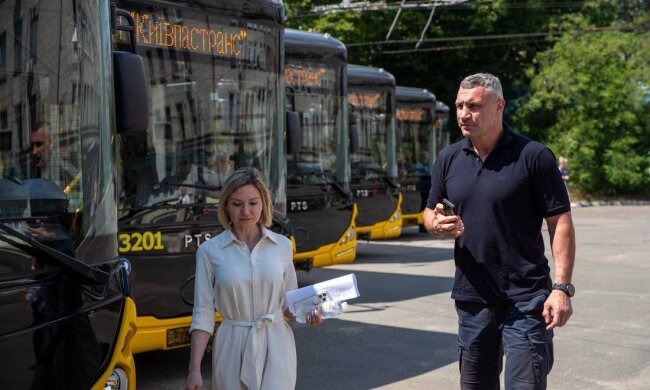 У Києві на маршрути вийшли нові тролейбуси та автобуси: місто продовжує оновлювати транспорт