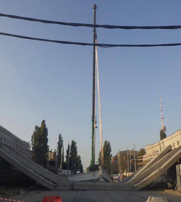 Офіс Генпрокурора розслідує обвал Дегтярівського мосту в Києві