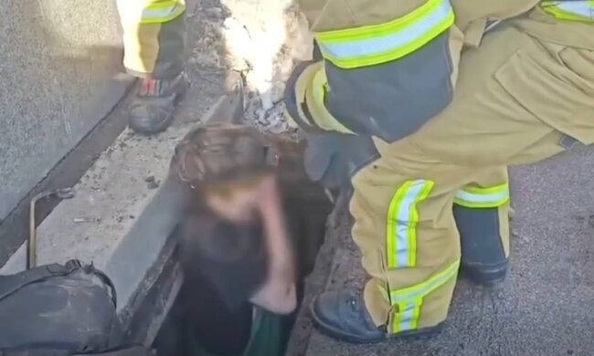 Порятунок під Хрещатиком: у Києві патрульні та ДСНС дістали дітей із підземної каналізації