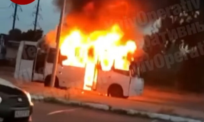 На столичній Троєщині поблизу кладовища спалахнула маршрутка з пасажирами (відео)