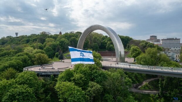 Над Києвом пролетів величезний ізраїльський прапор (відео)