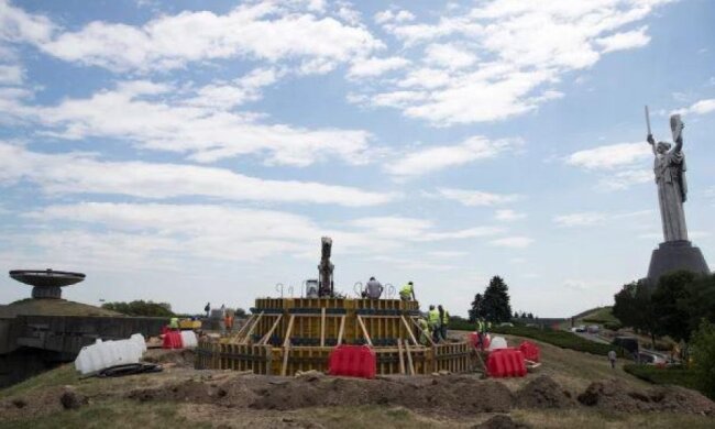 Депутат Київради розкритикував будівництво флагштоку біля Батьківщини-матері
