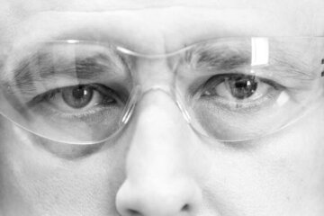 Я нікого не боюсь, але буду ходити в будівельних окулярах: у Філатова кинули нашатир