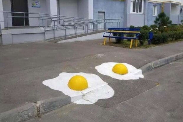 Посеред столичного двору зробили гігантську яєчню