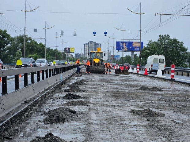 Кличко вирішив виправдатись за поганий стан мостів тим, що його дискредитує центральна влада