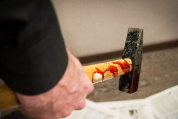 На Оболоні 82-річний дідусь проломив молотком голову дружині