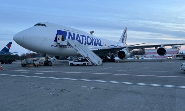 У «Борисполі» приземлився літак з третьою партією американської зброї