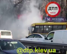 У Києві під час руху загорілась маршрутка з пасажирами