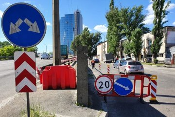 На шляхопроводі на Подолі, де впав паркан, почали протиаварійні роботи