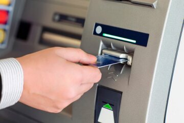 У Києві затримано шахрая з Польщі, який вкрав з банківських карт півмільйона гривень