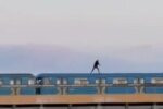 Двоє екстремалів залізли на вагони київського метро (відео)