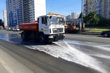 Інтенсивний душ для вулиць: як Київ рятують від спеки